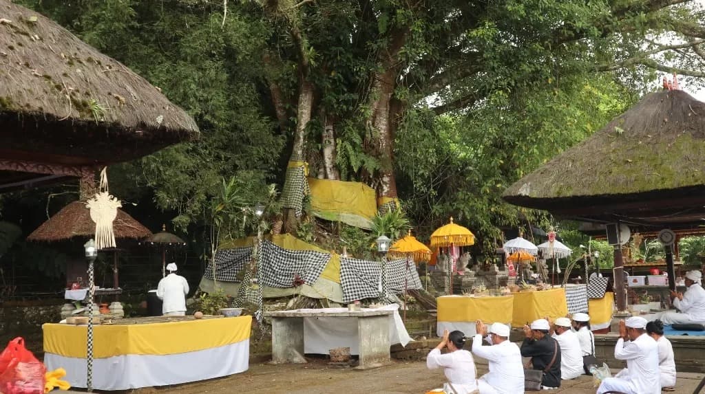Odalan at Pura Luhur Pucak Petali